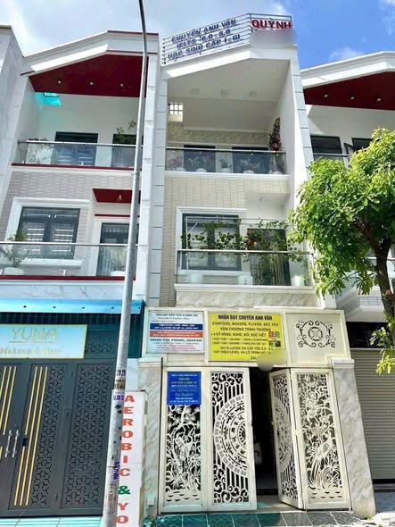 Nhà 1 trệt 2 lầu