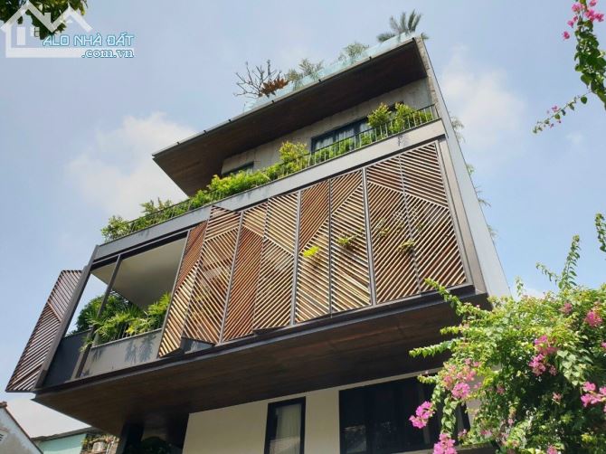 Bán biệt thự đẹp Trần Khắc Chân, Quận 1, DT(13x20m) hầm 3 lầu sân thượng, hồ bơi,100 tỷ