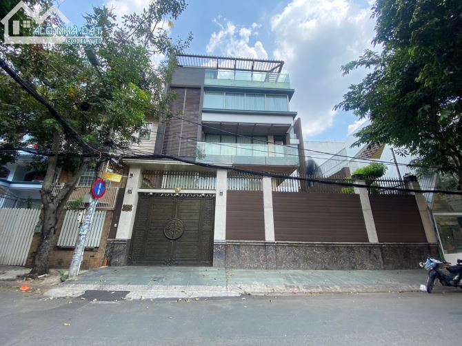 TÔI CẦN BÁN BIỆT THỰ MẶT TIỀN TRƯỜNG SƠN Q.10 DT: 15x20M HẦM 4 TẦNG THANG MÁY 85 TỶ