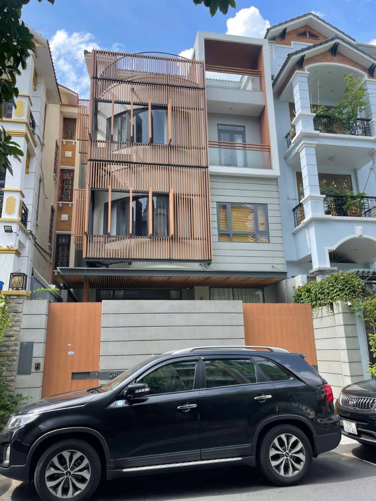 Bán nhà Hoa Đào, Phú Nhuận, góc mặt tiền, diện tích 144m2, tiện ích đầy đủ, giá 58 tỷ
