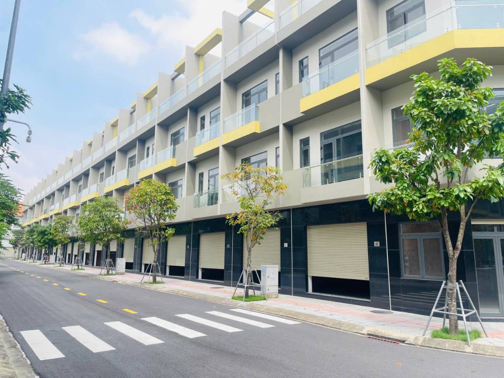 Bán nhà phố Bcons Uni Valley City, 1 trệt 3 lầu, có sổ sẵn, giá 7,636 tỷ