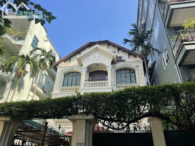 Bán biệt thự mặt Hồ Tây - Phố Từ Hoa 320m2 Mt 8.1m Vuông vắn, 2 mặt đường ô tô, Giá 151 Tỷ