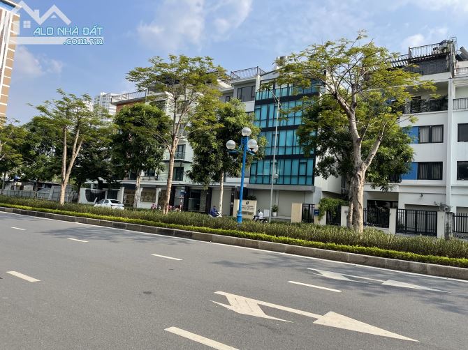 Bán gấp Biệt Thự Romantic Park Tây Hồ Tây 330M 16Mt Lô góc KD 230tr/th