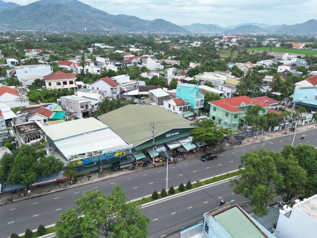 Bán lô đất mặt tiền đường 23/10, ngay chợ Vĩnh Trung, 201m2, có 75m2 thổ cư, giá 9 tỷ