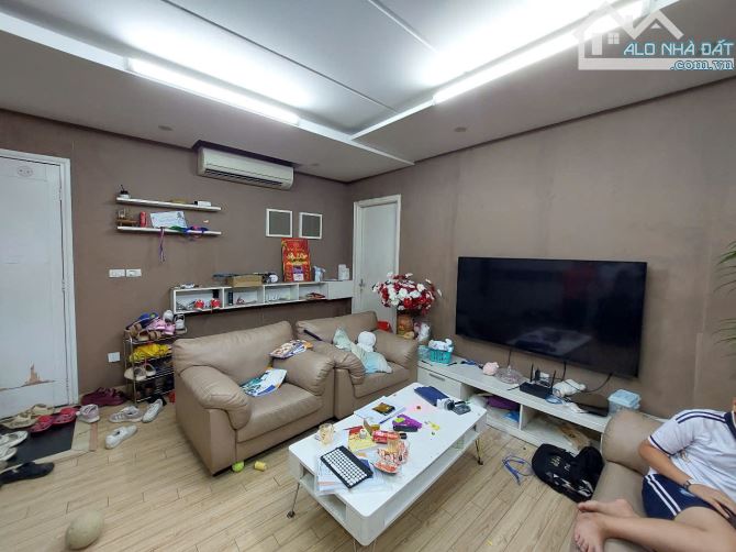 Hiếm bán giá rất tốt: Bán căn hộ 3 ngủ chung cư phố Lạc Trung - 9 tỷ