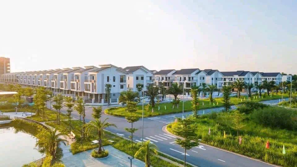 Bán căn shophouse Centa Riverside, 100m2, sát vách Ninh Hiệp, giá chỉ bằng chung cư nội đô