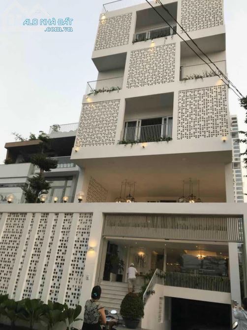 Bán biệt thự hẻm 26 Nguyễn Minh Hoàng quận Tân Bình, DT 8x18m, hầm 3 lầu, giá chỉ 29.8 tỷ