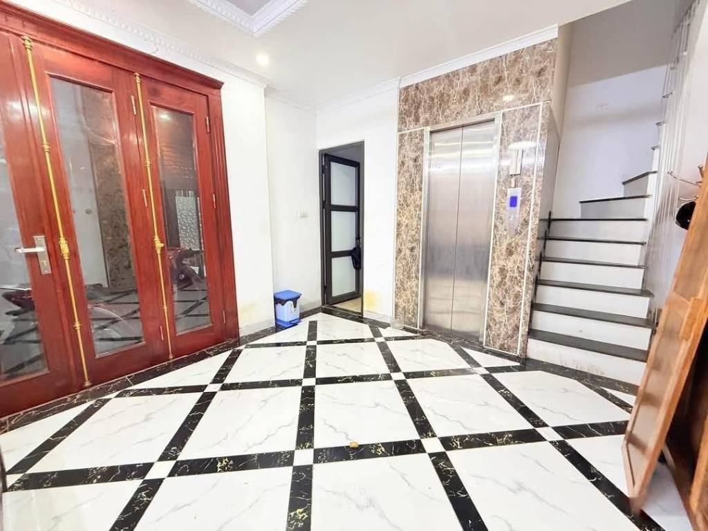 Bán nhà 173 Hoàng Hoa Thám, Ba Đình, 30m2 xây 7 tầng thang máy, gần phố, giá 8.6 tỷ
