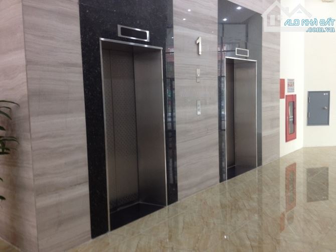 Cần bán tòa nhà Văn Phòng Mặt Phố Bà Triệu, Hoàn Kiếm DT 450m2 x 12T, MT 18m. Giá 520 Tỷ