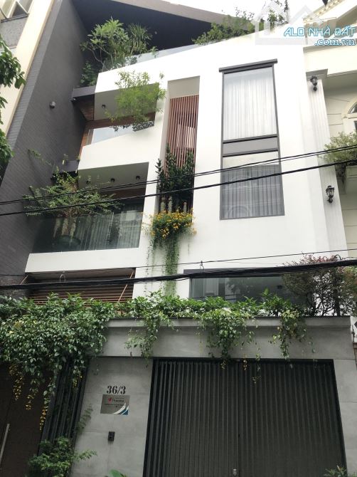 Biệt thự hầm+ 3 tầng Sang trọng .Nguyễn Minh Hoàng, 10x18m Giá 30 tỷ