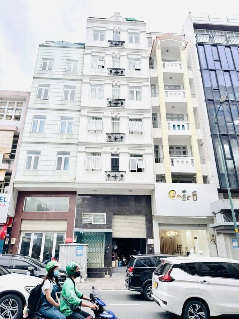 BÁN TOÀ CHDV MẶT TIỀN BẠCH ĐẰNG, SÁT SÂN BAY, 7 TẦNG THANG MÁY, DÒNG TIỀN 130TR/THÁNG