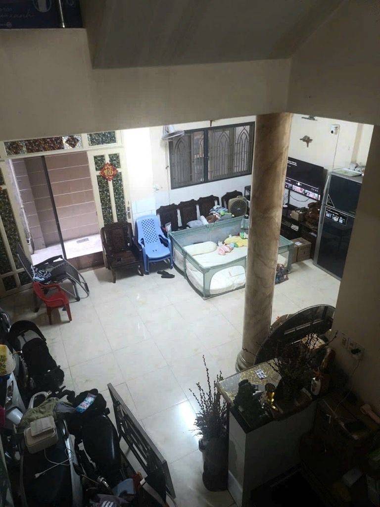 Bán nhà Bến Thành, Quận 1, ngang khủng 8m, dài 18m, gồm 3 tầng, 9PN, 6WC, hiện trạng cũ