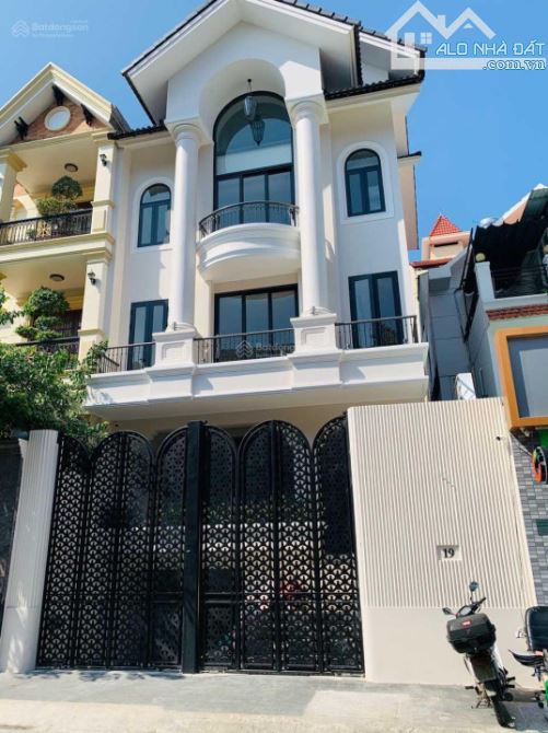 Biệt Thự đường Hoa Mai.8x18m.(CN:144m2) 1 trệt 3 lầu thang máy. Giá 53 tỷ TL