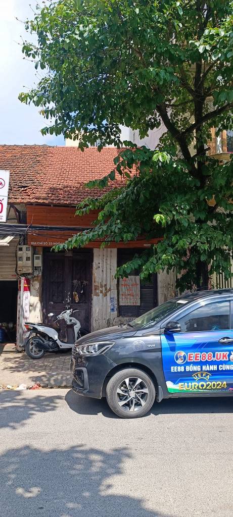 Bán nhà mặt hồ Đầm Tròn 94m², ô tô tránh, view hồ đẹp, giá 39 tỷ