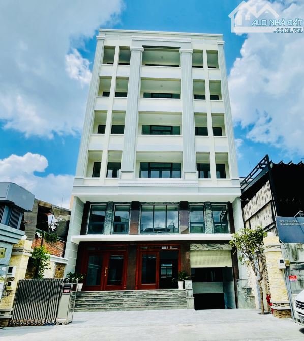 Bán tòa nhà VP building mặt tiền Bạch Đằng, Tân Bình, DT 10x18m, hầm 7 lầu, giá 50 tỷ