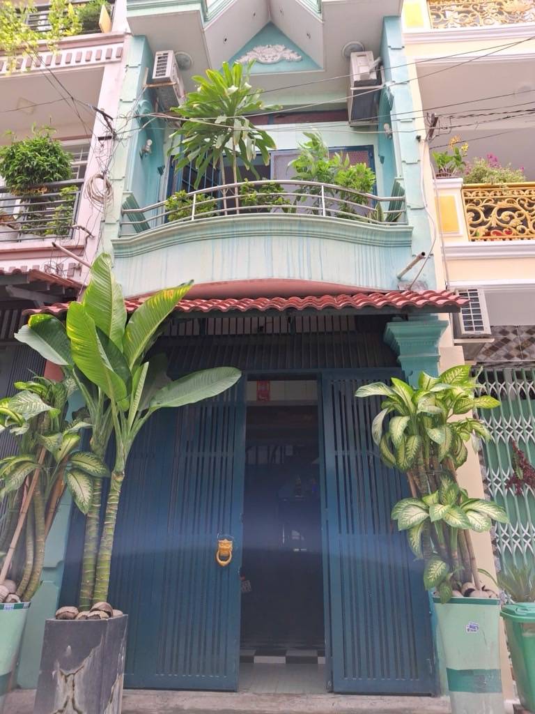 Bán nhà Lạc Long Quân, gần Đầm Sen, 2 tầng, 44m², hẻm xe hơi 8m