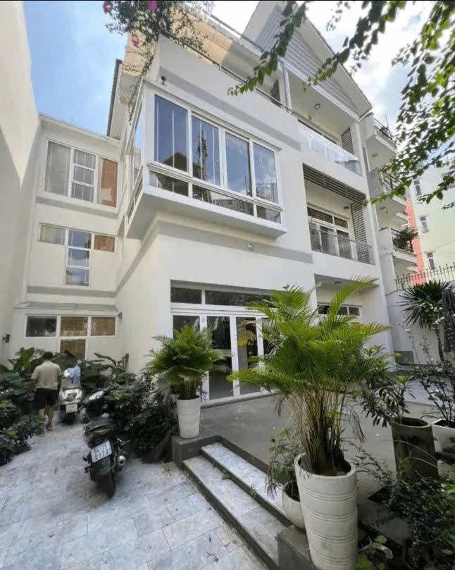 Bán biệt thự Lê Văn Sỹ, Quận 3, 14x18m, 3 tầng, giá 50 tỷ