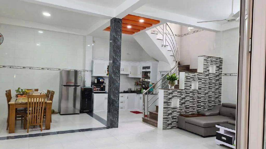 Bán nhà Hòa Thạnh, Tân Phú, ngang 6.8m nở hậu 7.5m, 60m², 2 tầng, hoàn công, sân rộng
