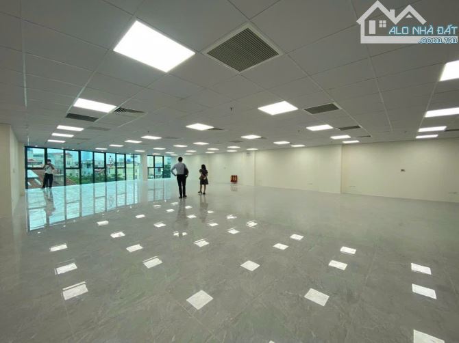 Bán 1000m2 sàn văn phòng Hoàng Đạo Thúy Cầu Giấy giá chỉ hơn 50 tr/m2