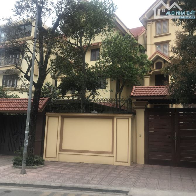 Bán BT góc, MP Cuong Kiên- Vinaconex 3, N.Từ Liêm, Hà Nội. DT 176m x 3,5 tầng. Hoàn thiện