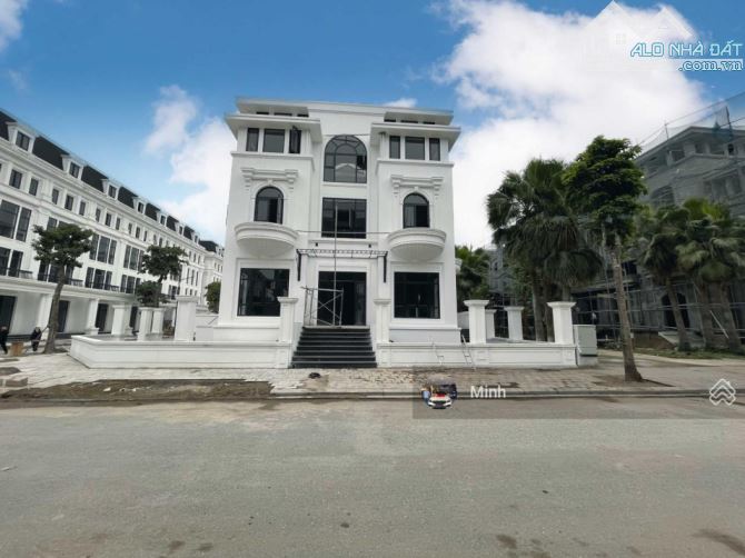 Chủ cần Bán biệt thự Louis city DT:301m2 3.5 tầng 1 hầm giá 70 tỷ