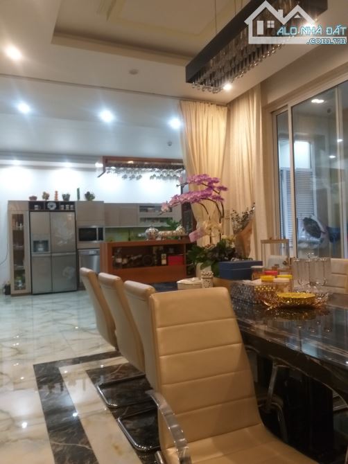 Giá tốt ngang 10m hiếm! Bán Villas HXT khu vip K300 đường A4, P.12, TB 10x19m giá 27tỷ