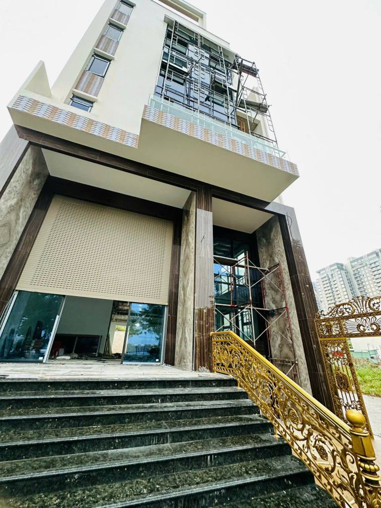 Bán tòa nhà mặt tiền 31 Trần Quý Kiên, DT 10x24m, hầm 7 tầng, HĐT 350tr/th, giá bán 150 tỷ