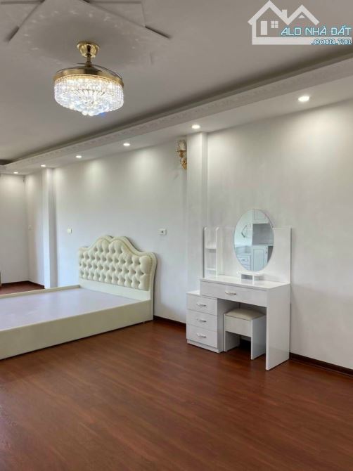 Bán nhà vườn Park City, Lê Trọng Tấn dt 120m2, 4t, 6m mt, gia ban 34,5 tỷ. Lh Huy Ông Địa