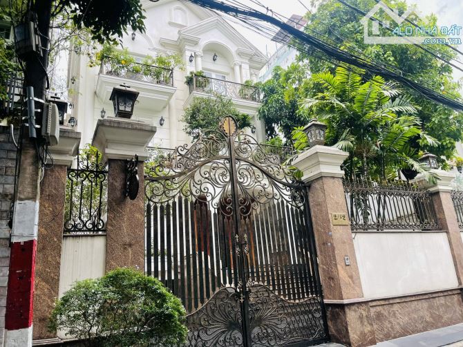 Bán biệt thự sân vườn siêu đẹp đường Bàu Bàng, P13, Tân Bình, DT 13m x 27m ,giá 50 tỷ