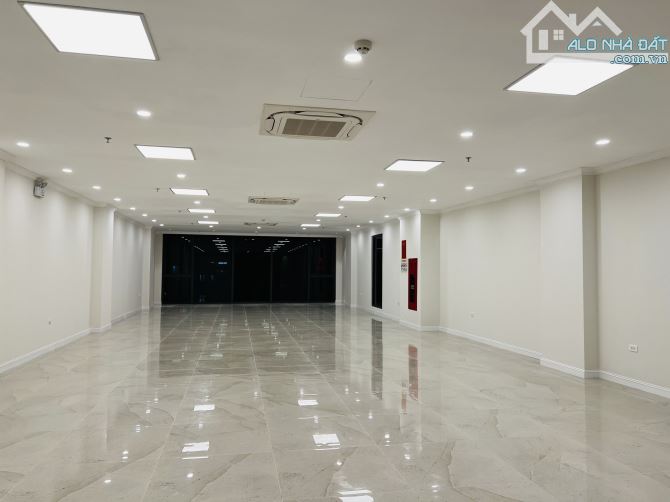 BÁN TOÀ NHÀ HOÀNG QUỐC VIỆT 121M 7T 1 HẦM 42 TỶ