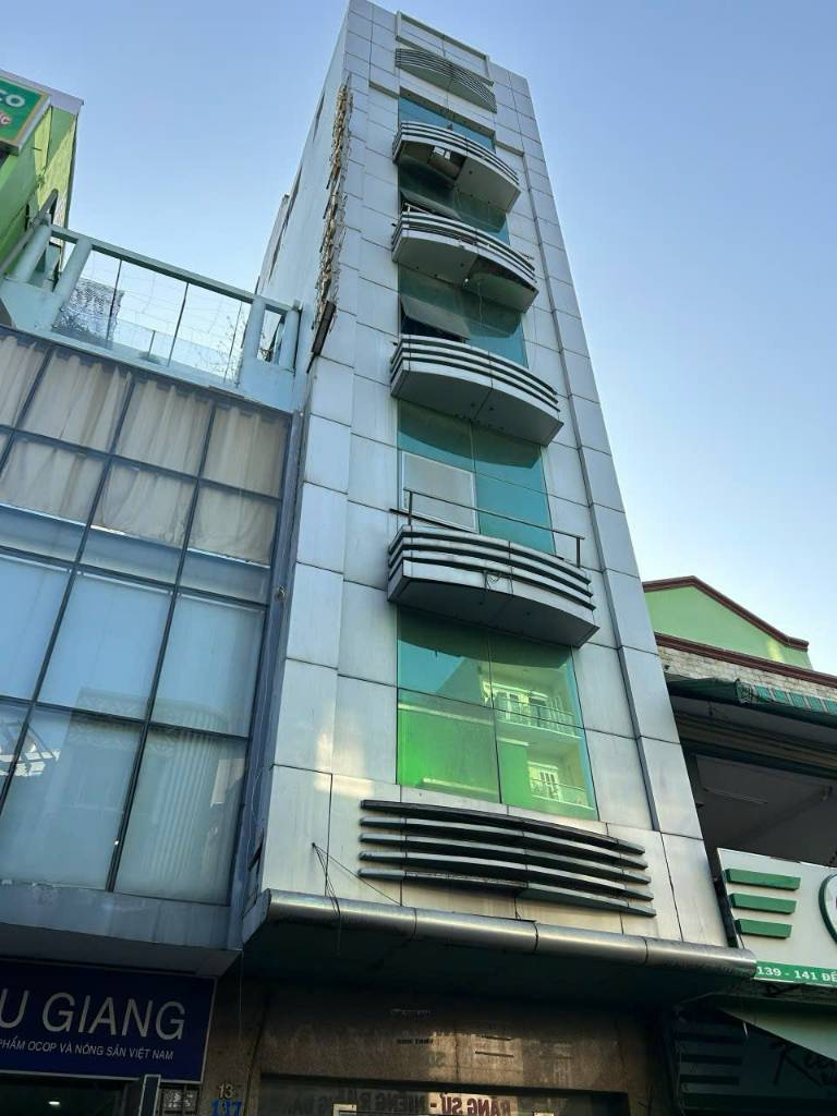 Bán tòa nhà mặt tiền 137 Đề Thám, Quận 1, DT 4,7x15m, 7 Tầng, HĐT 95 triệu, giá 41 tỷ