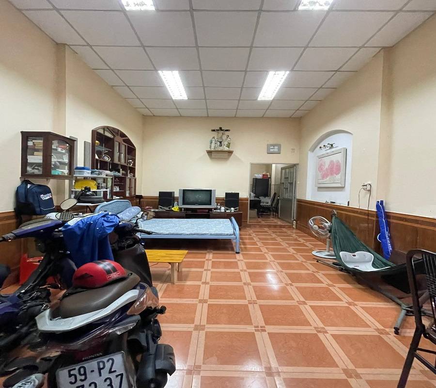 Bán nhà mặt tiền kinh doanh Hoàng Bật Đat, Tân Bình, hạ chào 2,7 tỷ, DT 70m2, 2 tầng