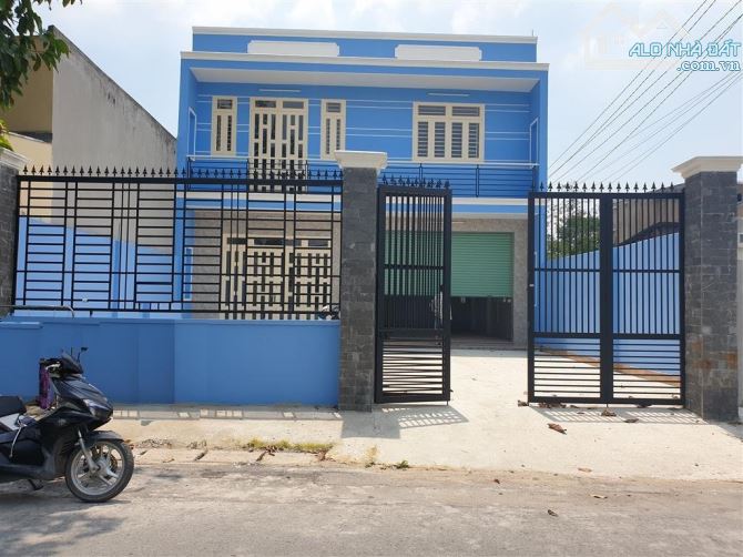 BÁN NHÀ XƯỞNG LÔ GÓC 2 MẶT TIỀN - 300M2 2 TẦNG - XUÂN THỚI SƠN - ĐƯỜNG XE TẢI - 8 TỶ 9