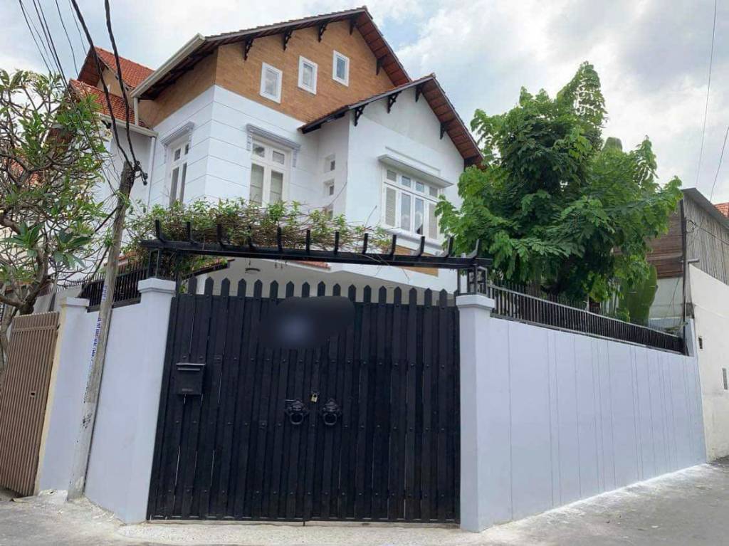 Bán gấp biệt thự sân vườn MT Quốc Hương, Thảo Điền, 299m2, 3 tầng thang máy, giá 80 tỷ TL