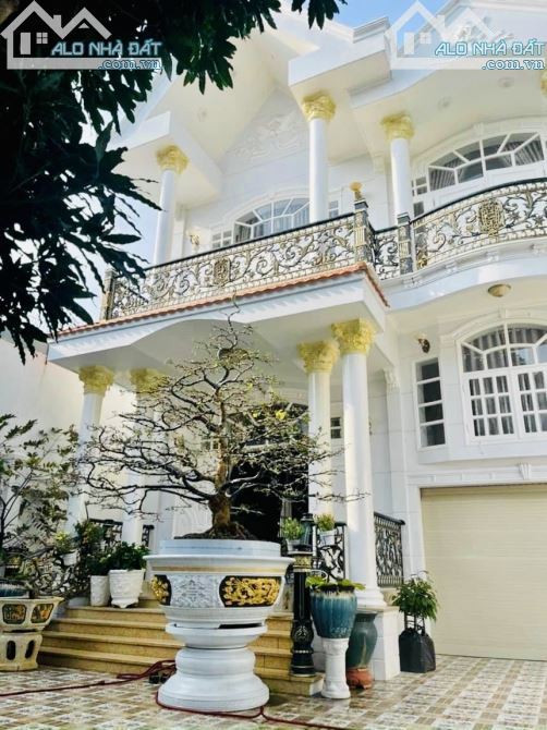 BIỆT THỰ HỒ BƠI, SÂN VƯỜN THIẾT KẾ SANG TRỌNG TẠI LẠC LONG QUÂN, P. 2, TPVT_ 352M_ 38 TỶ