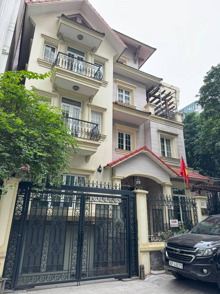 BÁN BIỆT THỰ DỊCH VỌNG HẬU CẦU GIẤY, 236M² 4 TẦNG MT 15M, LÔ GÓC 2 MẶT ĐƯỜNG, 127 TỶ