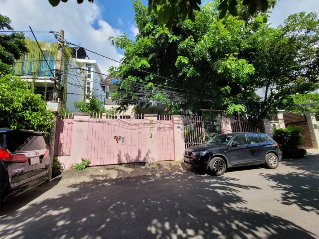 Bán biệt thự 25 3 Xuân Thủy, Thảo Điền, DT 14x27,3m, 2 tầng, khu xây cao tầng, giá bán 90 tỷ TL
