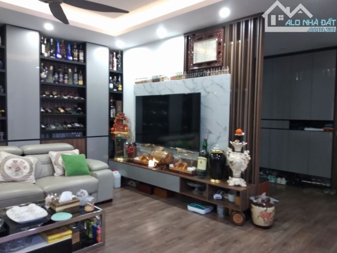 Chuyển nhượng căn hộ C18 Lạc Long Quân,Tây Hồ, căn góc 3 ngủ chỉ 9,5 tỷ