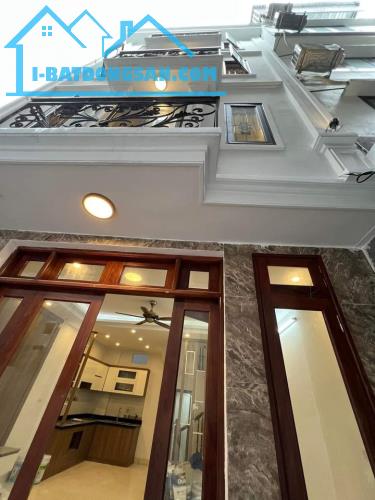 Bán nhà Dt 31m2 x5 tầng mặt tiền 4m giá 3,6 tỷ Ngõ 22 Tôn Thất Tùng đối diện ĐH Y Hà Nội