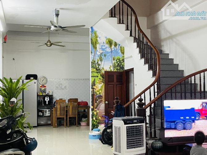 bán tòa văn phòng mặt phố thường kiệt hà đông 50m gíá 11.5 tỷ ô tô tránh , kinh doanh.