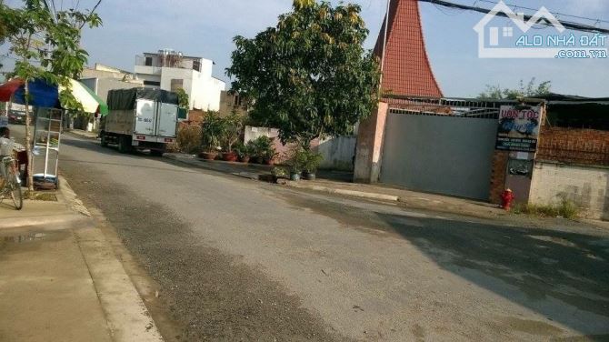 Bán Xưởng May Mặt tiền Lô Góc Thới Tam Thôn 700m2 giá 15.9 tỷ.