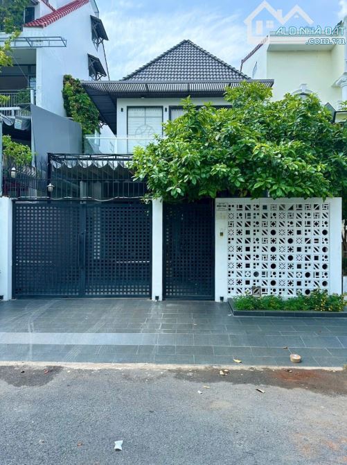 Bán biệt thự khu Compound Trần Não, Bình An, Quận 2. DT 10 x 20m. 3 tầng. Giá bán 42 tỷ