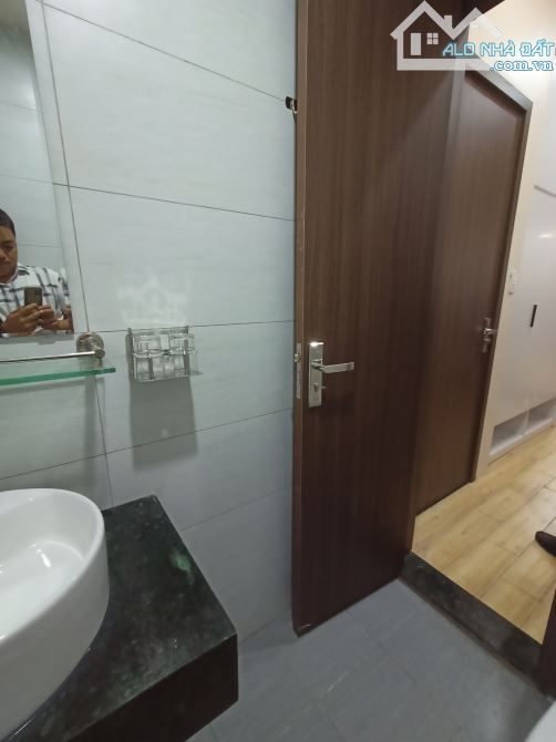 Bán căn hộ dịch vụ 80m2 nhà 7 tầng thang máy, 20 phòng khép kín dòng tiền 130 triệu 1tháng