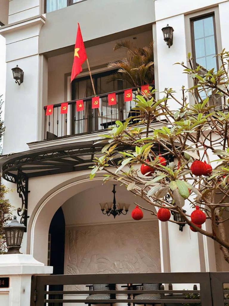 Bán biệt thự đơn lập Vinhomes Thăng Long, góc mặt hồ, dt 434m có hầm nhà cực đẹp