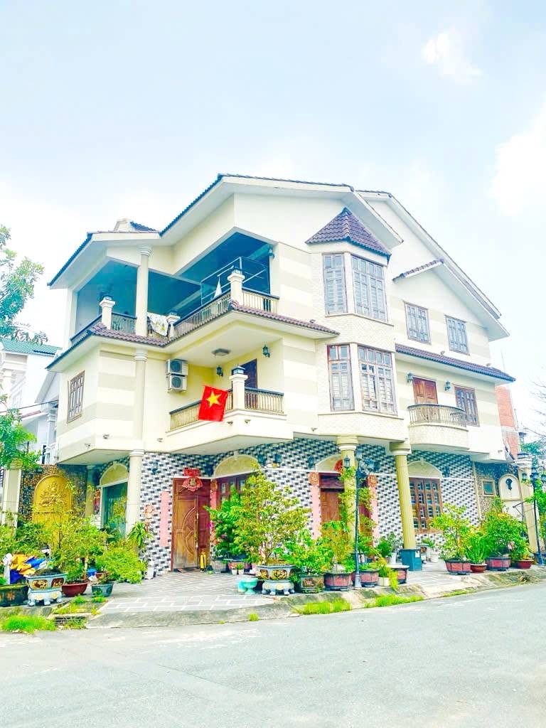 Bán biệt thự đường số 5 KDC Phong Phú, Bình Chánh, 4 tầng 163m2, góc 2 mặt tiền trung tâm