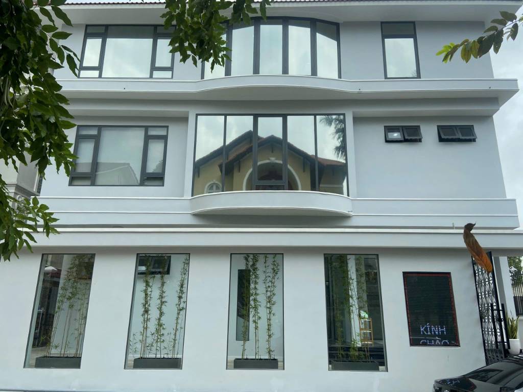 BÁN BIỆT THỰ MẶT TIỀN NGUYỄN VĂN HƯỞNG, THẢO ĐIỀN, DT 18X27M, 3 TẦNG, GIÁ 109 TỶ