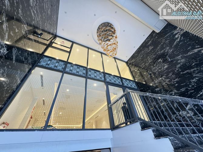 TOÀ VĂN PHÒNG MẶT PHỐ PHẠM VĂN ĐỒNG 120 TỶ 200M2 MT 11M 8 TẦNG CÓ HẦM GPXD HOÀN CÔNG
