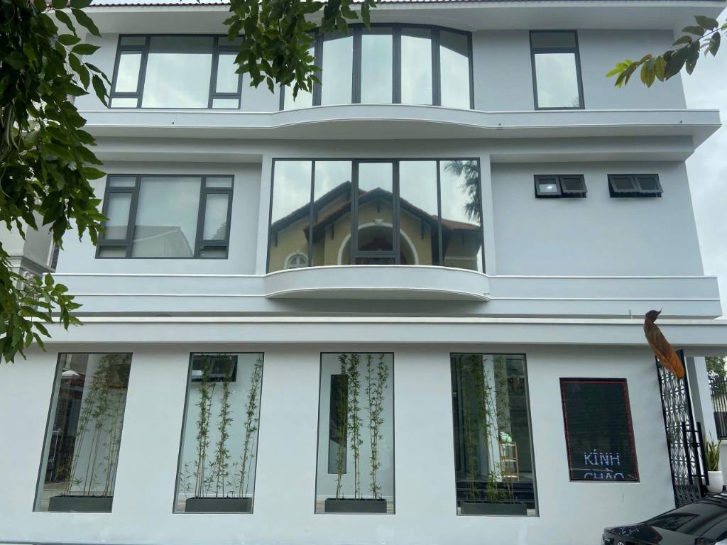 BÁN BIỆT THỰ COMPOUND NGUYỄN VĂN HƯỞNG, THẢO ĐIỀN, SIÊU ĐẸP 18X27M CN 448M2, 3 TẦNG CHỈ 109 TỶ TL