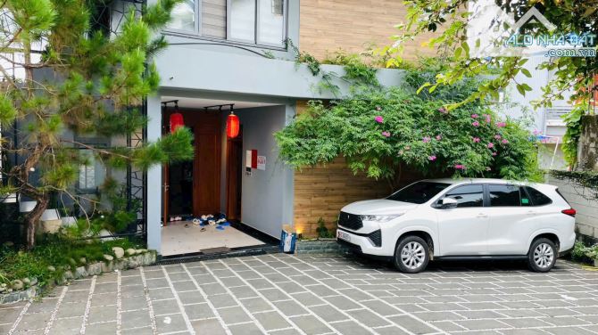 VILLA SÂN VƯỜN VIEW NÚI LANGBIANG. 1153M2. 300M2 XD. 7PN. GIÁ 17 TỶ TL MẠNH
