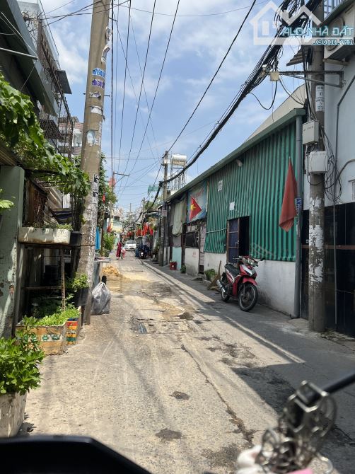 Dãy trọ 6 phòng, cách đường Nguyễn Văn Qúa 40m đường thông 5x20 giá chỉ 6,3 tỷ